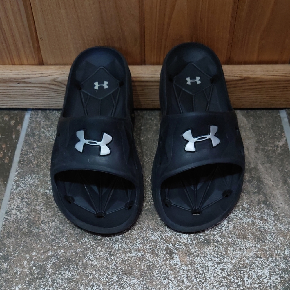 Under Armour Slides Youth Size 4